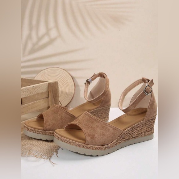 Casual And Stylish Women Peep Toe Wedges With Thick Soles - Picture 2 of 4